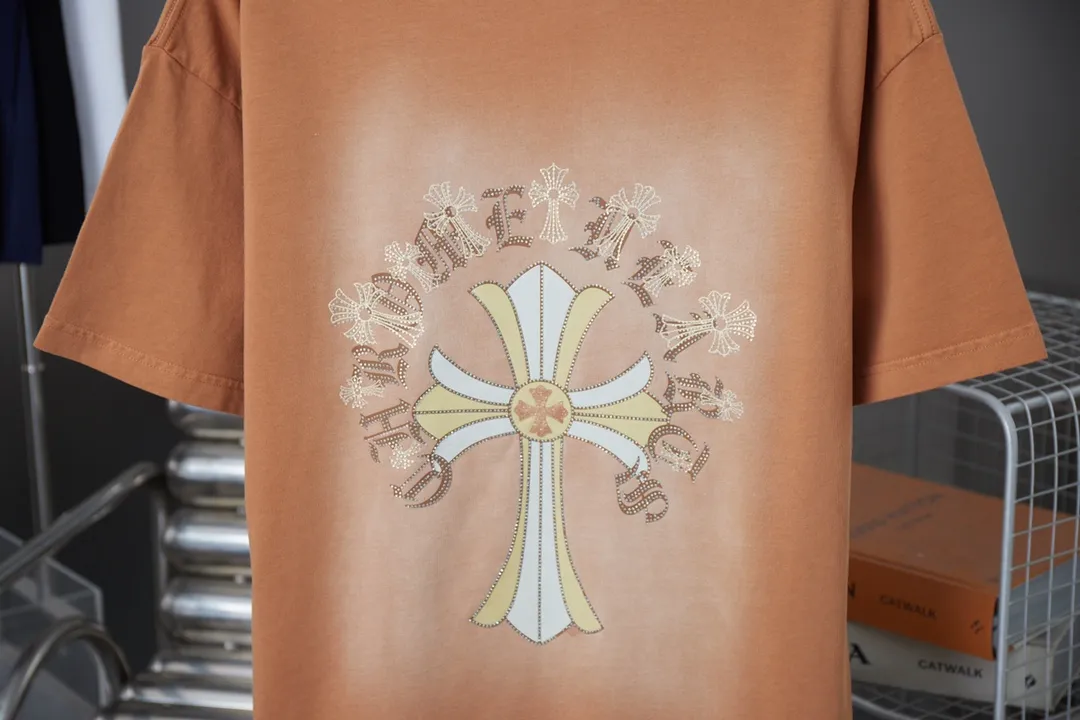 🅿️210 Ch*ome Hearte 25SS early spring new model, short-sleeved with Kro heart logo, hot diamonds, light luxury, essential item for daily commuting for men and women, correct version, welcome to compare, detailed features · 320g 100% pure cotton double yarn jersey fabric · Custom dyed in the same vat, special thickened 32 pieces double-strand 1X1 thread · Digital direct printing ➕ Australian imported pearlescent diamond ➕ Three-dimensional stone heart cross · Ready-made garments are dyed, then faded and fried with snowflakes, then washed to make them look old · General washing to improve the effect · Double-needle stitching and cross-stitching process · Original main mark, washed tag, branded moisture-proof paper packaging Color: white/black/yellow Size: S/M/L/XL
